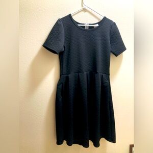 Comfortable black dress with pockets.